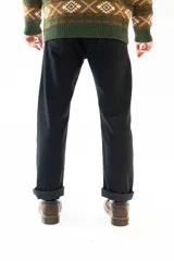 Jean negro de corte clásico con cinco bolsillos, botones color cobre y confeccionado en algodón 100% sin elastano.