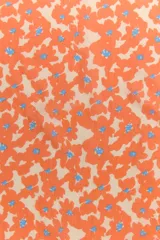 Pañuelo cuadrado de tela ligera con estampado floral en tonos amarillo y blanco con detalles en violeta.