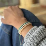 Set de pulseras elásticas de piedras naturales de 4 mm, con nudo corredizo ajustable. Incluye variedades como howlita, cuarzo rosa, jade, cornalina, cuarzo verde, amazonita, lepidolita, ojo de buey y cuarzo azul.