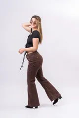 Pantalón oxford de denim elastizado con tiro alto y estampa de animal print en tonos marrones.