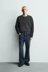 Sweater de punto relaxed fit de algodón color gris oscuro con efecto lavado, cuello redondo y manga larga.