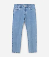 Pantalón de jean corte slim, color azul claro con lavado stonewash, con cierre frontal de botón y cremallera, presillas para cinturón y bolsillos funcionales.
