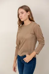 Sweater de tejido fino con acabado brillante de lurex, cuello redondo y mangas largas.