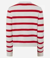 Cardigan de punto con diseño rayado horizontal en color blanco y rojo. Presenta escote redondo, manga larga, cierre frontal con botones dorados y bolsillos delanteros discretos. Posee una caída estructurada y acabado sofisticado.