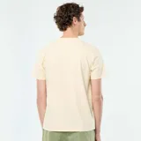 Camiseta de manga corta con cuello redondo en color amarillo claro, de diseño clásico y ajuste estándar.