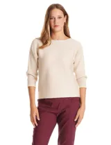 Buzo de punto rib color beige, con cuello redondo, manga japonesa tres cuartos y silueta relajada.