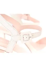 Sandalias de cuero color off-white, con plataforma, taco ancho alto y tira ajustable con hebilla en el tobillo.