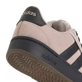 Championes Adidas modelo Grand Court Alpha, con diseño inspirado en el tenis retro. Presentan una capellada de cuero sintético en tono taupe, con las icónicas tres tiras laterales en negro, cordones negros y suela de goma negra.