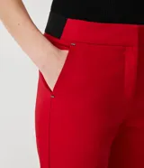 Pantalón de vestir rojo con corte cigarette, bolsillos delanteros y aberturas laterales en el ruedo.