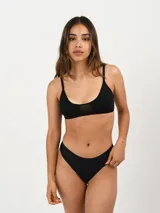 Soutien negro con breteles finos y detalle de transparencia en el escote.