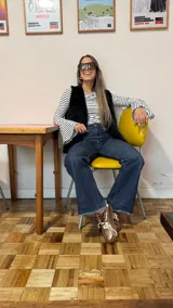 Blusa de manga larga ajustada al cuerpo con estampado de rayas horizontales y mangas acampanadas con volados.