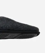 Pantuflas cerradas de poliéster color azul marino, con plantilla y forro de poliéster y suela de goma termoplástica.