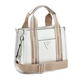 Cartera Guess modelo Jackie en color blanco con detalles en beige, de diseño estructurado tipo tote con doble asa superior y correa ajustable con el nombre de la marca. Cuenta con placa metálica triangular con el logo en el frente.