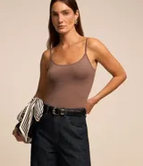 Musculosa básica de poliamida color rosa claro, con breteles finos y escote redondo.