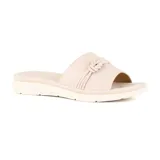 Sandalias bajas color beige con textura simil cuero y detalle de nudo en la tira superior.