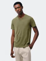 Camiseta de manga corta con cuello en V, color verde oliva jaspeado.