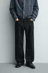 Pantalón jeans de corte recto y ajuste holgado, confeccionado en denim de algodón rígido. Presenta diseño clásico de cinco bolsillos, cierre frontal con cremallera y botón, con un acabado de lavado claro.