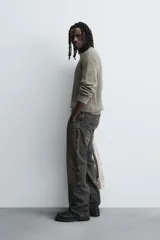 Jersey de corte relajado confeccionado en tejido de algodón con textura de canalé. Presenta cuello redondo, manga larga y un acabado con efecto lavado, con terminaciones en rib en cuello, puños y bajo.