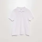 Remera polo blanca de punto de piqué, con cuello clásico y tapeta de dos botones.