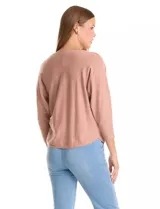 Buzo de tejido fino con escote en V, mangas tres cuartos estilo dolman y corte holgado.