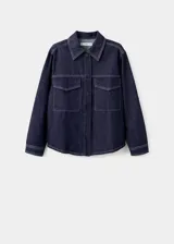 Camisa de denim azul oscuro con cuello camisero, mangas largas con puños abotonados, dos bolsillos delanteros con solapa y cierre frontal de botones ocultos.