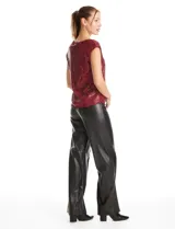 Blusa de lentejuelas color marrón chocolate, con escote en V y diseño sin mangas. Cuenta con forro interno a tono.