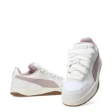 Championes urbanos Puma modelo Park Luna, con diseño de inspiración retro. Presentan una base de cuero sintético en color blanco con detalles en rosa viejo en el logo lateral y el cuello. Cuentan con cordones gruesos y una suela de goma color caramelo.