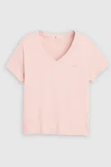 Remera Levi's de manga corta y cuello en V, en color rosado, con pequeño logo bordado en el pecho.
