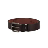 Cinto de cuero color negro con hebilla metálica plateada.