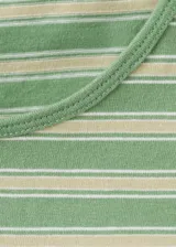Camiseta de manga corta y cuello redondo, con diseño de rayas horizontales en tonos verdes.