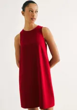 Vestido corto rojo sin mangas, con escote redondo y silueta fluida en línea A.