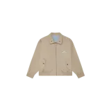 Campera beige Eme Studios con cierre frontal, bolsillos laterales con solapa y botones, cuello camisero y puños y ruedo elásticos. Cuenta con inscripción de la marca bordada en el pecho y forro interno a rayas.