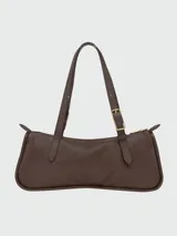 Bolso de mano tipo shoulder bag de la marca Longchamp, confeccionado en cuero liso color marrón oscuro. Presenta una estructura rectangular, doble asa de hombro con hebillas metálicas y cierre superior.