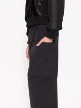 Pantalón negro de poplín con cintura elastizada, pierna ancha y bolsillos laterales. Corte cropped.