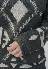 Sweater tejido de hilo color crema con diseño geométrico en rojo, azul, amarillo y verde.