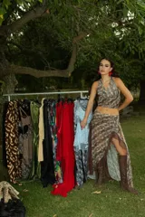 Falda larga de encaje rojo con diseño de volados laterales y transparencias, corte ajustado en la parte superior y fluido hacia el ruedo.