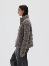 Campera acolchada con estampado de pata de gallo en tonos neutros, cuello alto y cierre frontal completo.
