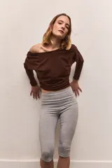Calza gris a la rodilla con faja ancha en la cintura.