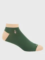 Medias cortas Hush Puppies color verde con detalles en beige en el talón, puntera y puño. Presenta el logo bordado del perro característico de la marca en el lateral.