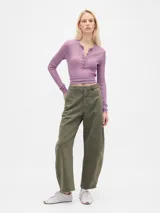 Pantalón de corte barrel, color verde militar, con cintura media, cierre frontal y bolsillos laterales.