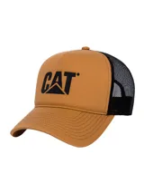 Gorra trucker Caterpillar color marrón con panel frontal de espuma, visera curvada y parte trasera de malla negra. Cuenta con el logo de la marca impreso en alta densidad en el frente y broche de ajuste posterior.