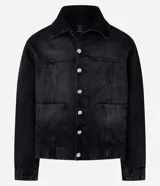 Campera masculina de jean negro con efecto desteñido, modelo boxy, con cuello solapa, manga larga con puño abotonado, cierre frontal con botones, bolsillos grandes y recortes.
