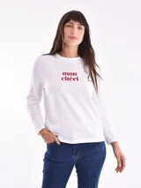 Remera blanca de manga larga con estampado frontal en rojo que dice "mon chéri".