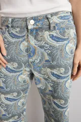 Jean recto de tiro medio con estampado paisley en tonos azules, beige y blanco.