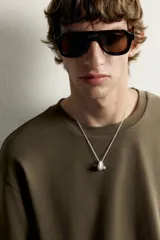 Remera de corte holgado color gris oscuro, con cuello redondo y mangas cortas. Confeccionada en tejido suave con mezcla de modal.