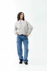 Pantalón jean cargo de tiro bajo, color celeste esfumado, con bolsillos cargo y pierna ancha.