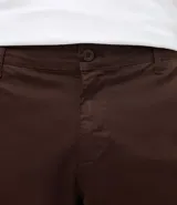 Pantalón slim de sarga lavada para hombre, de corte ajustado y color beige, con bolsillos laterales y traseros, trabillas para cinturón y cierre frontal con botón y cremallera.