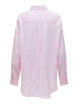 Camisa de lino y viscosa con cuello clásico, cierre de botones y bolsillo en el pecho. Presenta un patrón de rayas verticales finas en tonos rosa pastel y blanco.