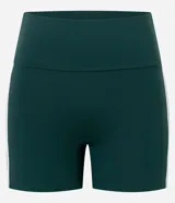 Bermuda deportiva de alta compresión, color verde oscuro, con cintura ancha doblada y detalle de bies lateral en color blanco.