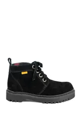 Bota acordonada de cuero gamuza, con suela de goma dentada y detalle de etiqueta naranja en el lateral.